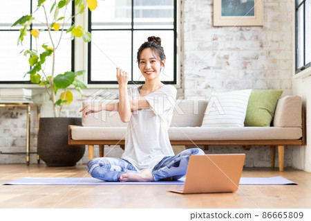 在家做在線瑜伽的年輕女子 在家做在線瑜伽的年輕女子 86665809