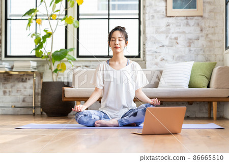 在家做在線瑜伽的年輕女子 在家做在線瑜伽的年輕女子 86665810