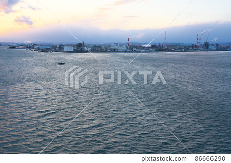 從岡山縣岡山市南區兒島灣大橋 2 看黃昏的旭川河口和兒島灣沿海工業區 從岡山縣岡山市南區兒島灣大橋 2 看黃昏的旭川河口和兒島灣沿海工業區 86666290