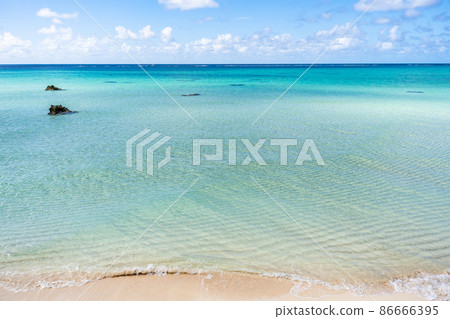 沖繩宮古島 17END 海灘位於下地島，擁有美麗的藍天和翠綠色的大海 86666395