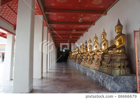 寺廟裡有一整排黃金打造的等身佛像 86666679