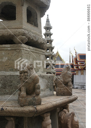 Stone construction installation with two stone lions 86666681