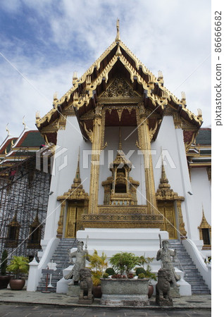 The Grand Palace, a well-known attraction in Thailand, gold-plated exquisite architectural carving art 86666682