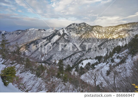 冬天從苗場山看桐野塔 86666947
