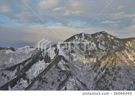 冬季苗場山的麒麟塔和彩虹 冬季苗場山的麒麟塔和彩虹 86666948