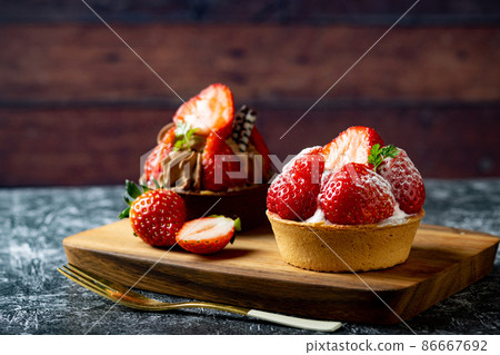 Strawberry tart cafe 86667692