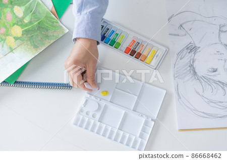 Culture school Men's hands putting paint on a palette 86668462