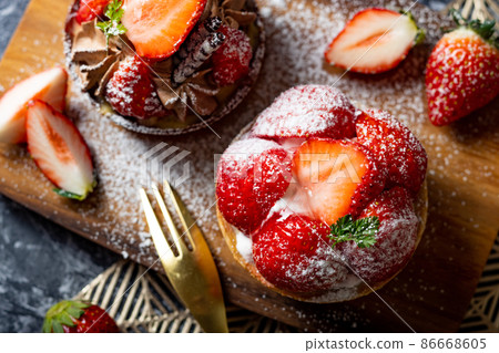 Strawberry tart cafe 86668605