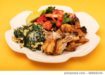 grilled chicken with egg and spinach, fresh salad grilled chicken with egg and spinach, fresh salad 86669248