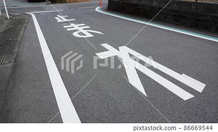 Traffic image photo <27> (Stop marked on the road in front of the intersection) 86669544
