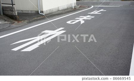 交通形象照<28>（路口前道路標有停車標誌） 86669545