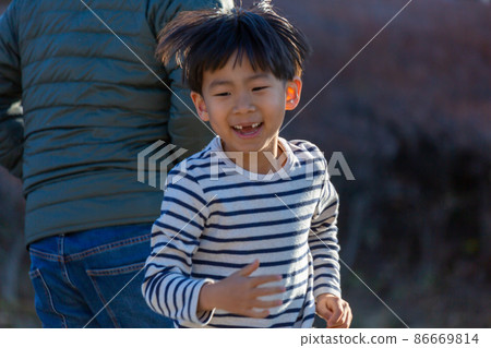 Parent and child playing in the park Parent and child playing in the park 86669814