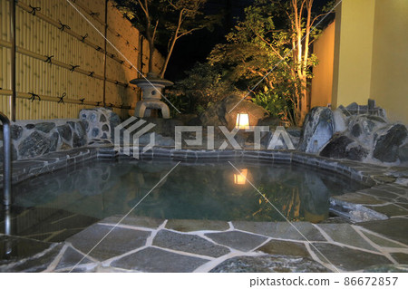 夜間私人露天浴池、岩浴風格旅館、日本旅遊 86672857
