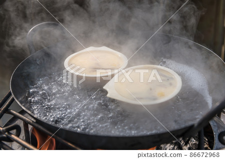 [Camping at the Nakatsugawa riverbed, steamed wok chawanmushi] 86672968