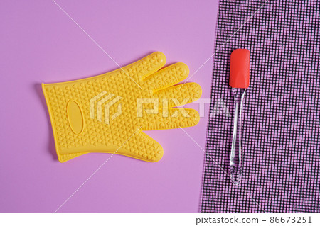 Yellow heat resistant glove flat lay 86673251