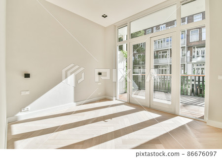 Interior of a spacious room without furniture 86676097