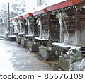 Shrines on a snowy day Lined shrines Suzuo, a shrine swaying in the wind and snow 86676109