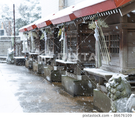 Shrines on a snowy day Lined shrines Suzuo, a shrine swaying in the wind and snow 86676109