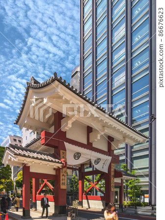 [Minato-ku, Tokyo] A pedestrian passing under the Korai Gate of Zoujoji Temple at the Shibadaimon intersection. 86676623