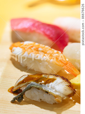 [Domestic] A close-up shot of three conger eels, shrimp and tuna. 86676626