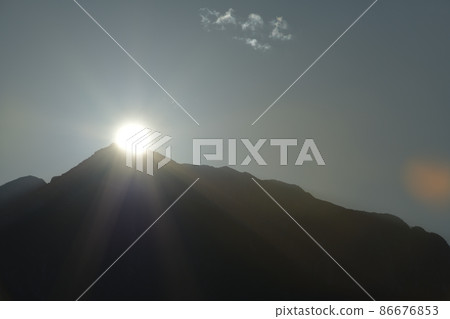 北斗市白州町凱駒台山頂的太陽和彩虹般的雲彩 北斗市白州町凱駒台山頂的太陽和彩虹般的雲彩 86676853