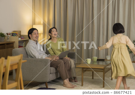 一家人晚上在客廳消費 86677421