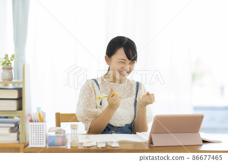 學習在線平板電腦的女孩 86677465