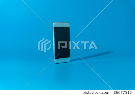 藍色(藍色)背景色智能手機(smartphone) 藍色(藍色)背景色智能手機(smartphone) 86677516
