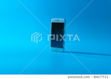 Blue (blue) background color smartphone (smartphone) Blue (blue) background color smartphone (smartphone) 86677531