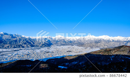 從高里山看到的冬季北阿爾卑斯山和大町城市景觀 從高里山看到的冬季北阿爾卑斯山和大町城市景觀 86678442