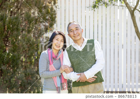 Happy senior couple 86678813