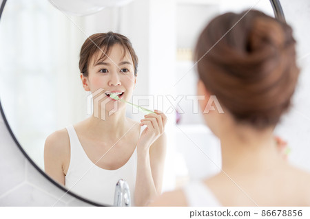 刷牙的女人 刷牙的女人 86678856