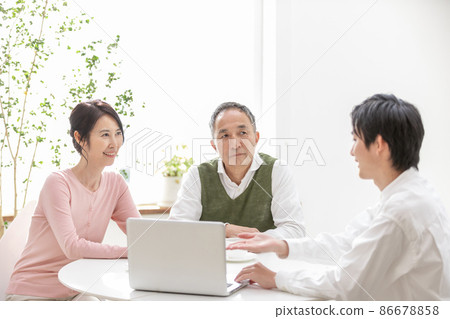 Senior couple investing in retirement allowance management Senior couple investing in retirement allowance management 86678858