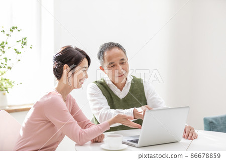 Senior couple investing in retirement allowance management Senior couple investing in retirement allowance management 86678859