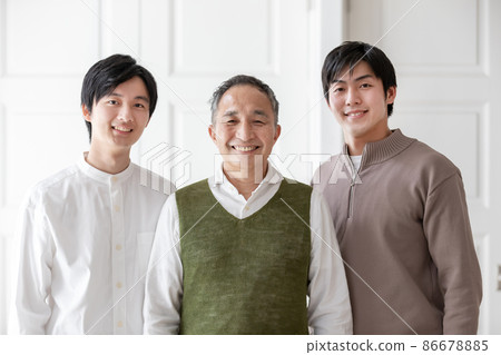 成年子女和老人、成年兄弟和父親 86678885