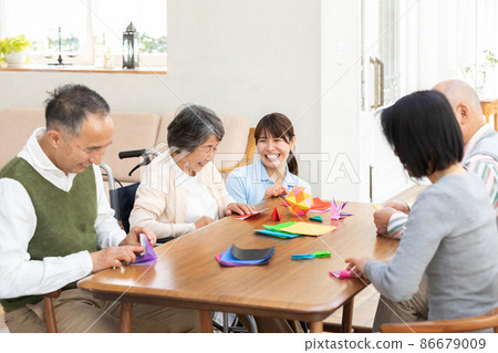 Senior playing with origami 86679009