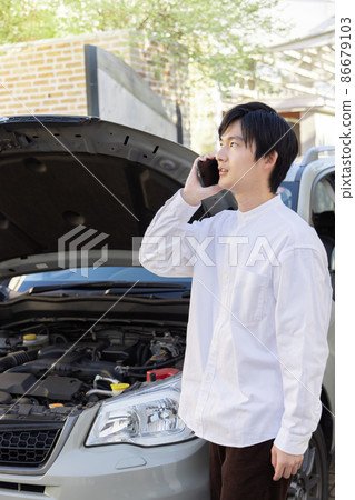 一名男子因汽車故障打電話給保險公司 86679103