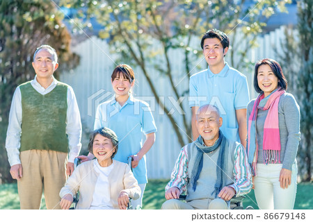 康復中心住院病人和護理人員的形象截圖 康復中心住院病人和護理人員的形象截圖 86679148