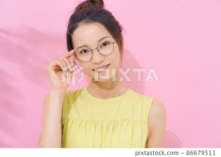 女性 20 多歲粉紅色背景 86679511