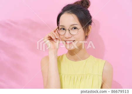 女性 20 多歲粉紅色背景 86679513