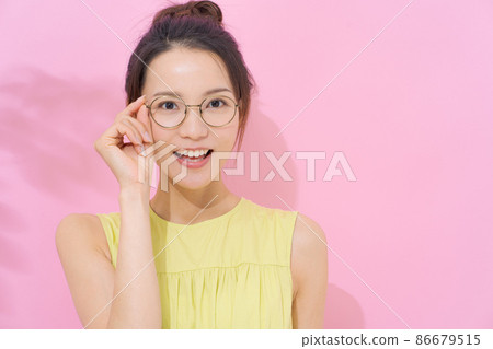 女性 20 多歲粉紅色背景 86679515
