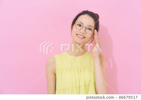 女性 20 多歲粉紅色背景 86679517
