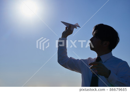 一個人駕駛紙飛機的剪影 86679685