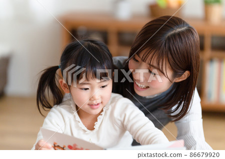 Parents and children reading picture books 86679920
