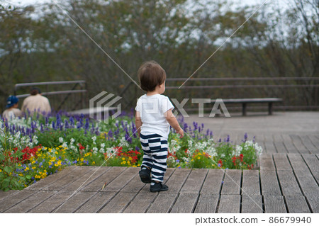 一個小孩散步的背影 86679940