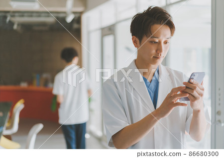 醫護人員和智能手機 86680300
