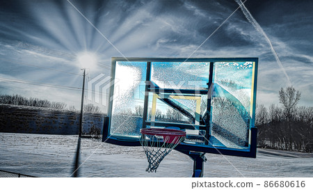 A chilly day under a blue sky to play basketball 86680616