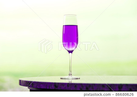 粉紫色香檳杯和融入黃綠色景觀的複制空間 86680626