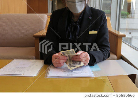 Ceremony lady to confirm the amount Ceremony lady to confirm the amount 86680666