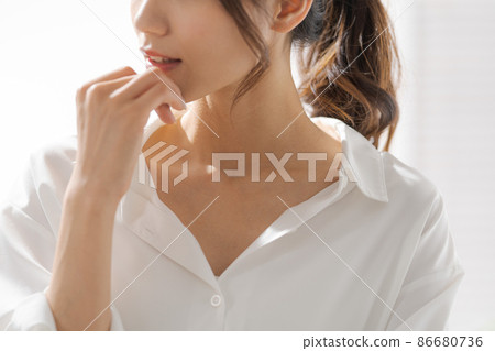 Female décolletage parts cut 86680736